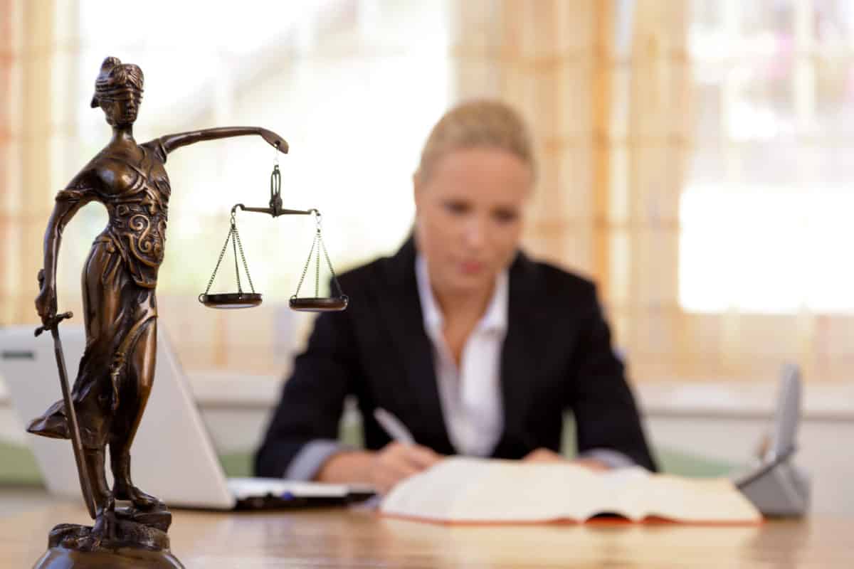 עורך דין - משרד עורכי דין מור ושות