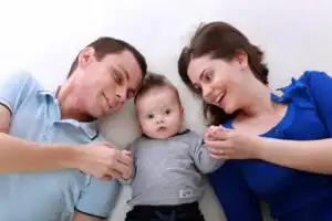 הורה ופעוט מחייכים, בהקשר דיני משפחה ומשמורת ילדים
