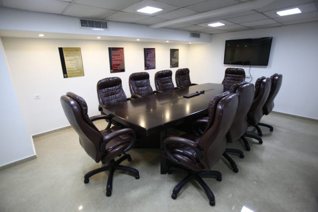 חדר ישיבות מור ושות' חברת עורכי דין  יפו 216 ירושלים שערי העיר