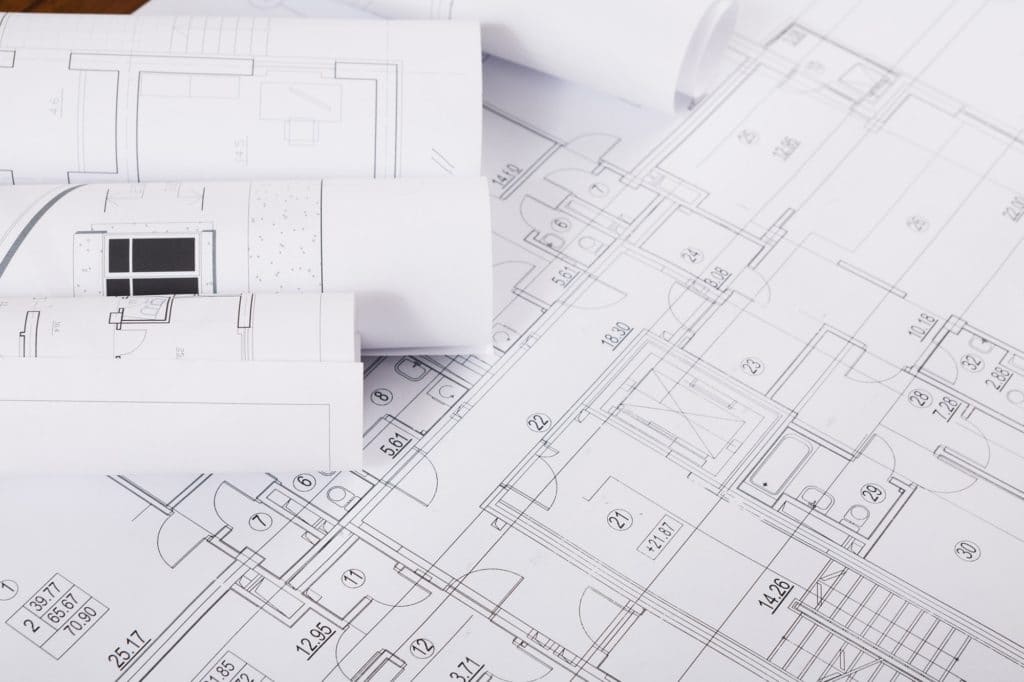 תכניות בנייה אדריכליות פרושות על שולחן