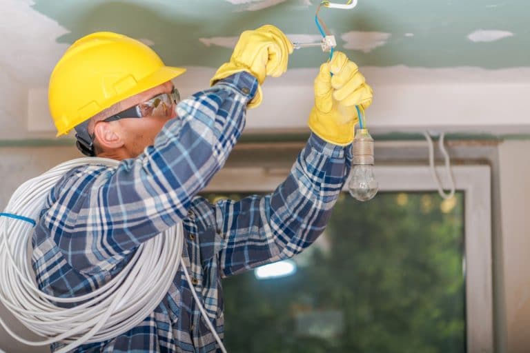 פגיעה בעבודה Electrician at Work