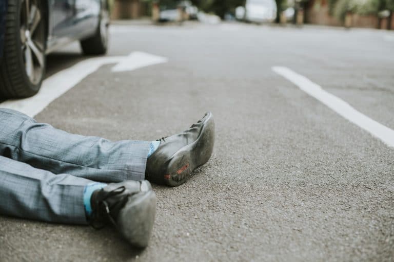 شخص ملقى على الأرض بعد تعرضه لحادث سير