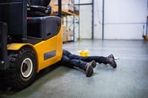 عامل مستودع بعد حادث في مستودع.