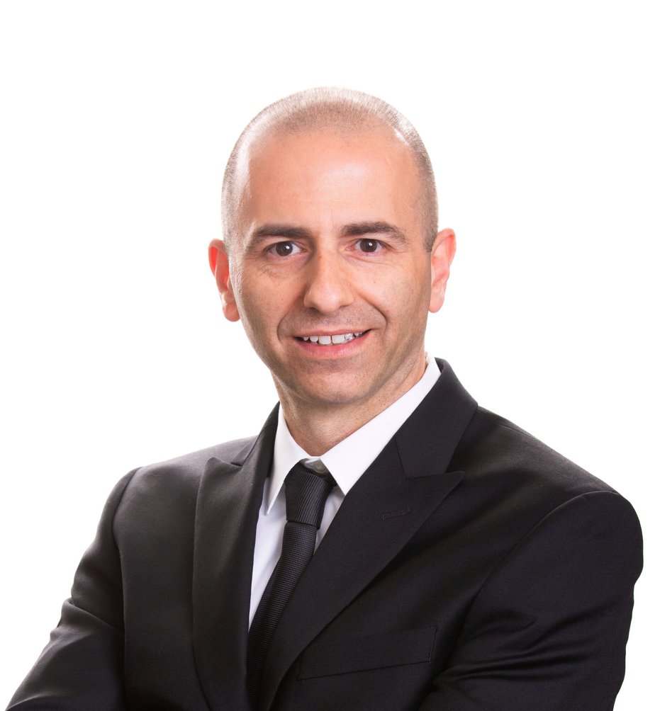 גבר בחליפה מצטלם.