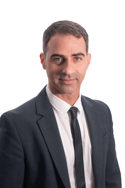 גבר בחליפה ועניבה מצטלם.