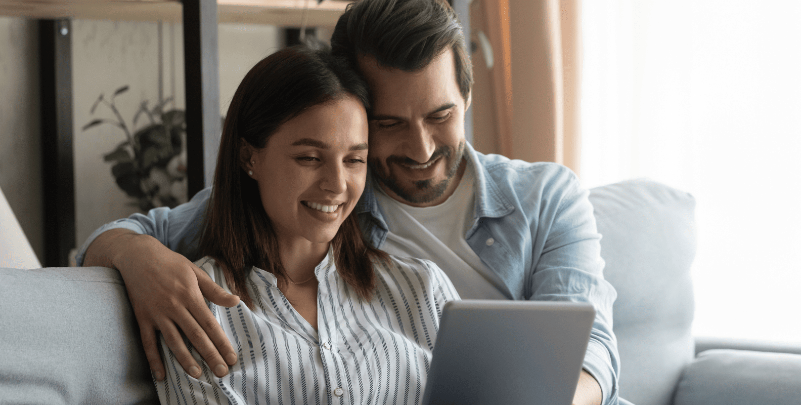 גבר ואישה מסתכלים על מחשב נייד. להתגרש נכון  להתגרש נכון 
