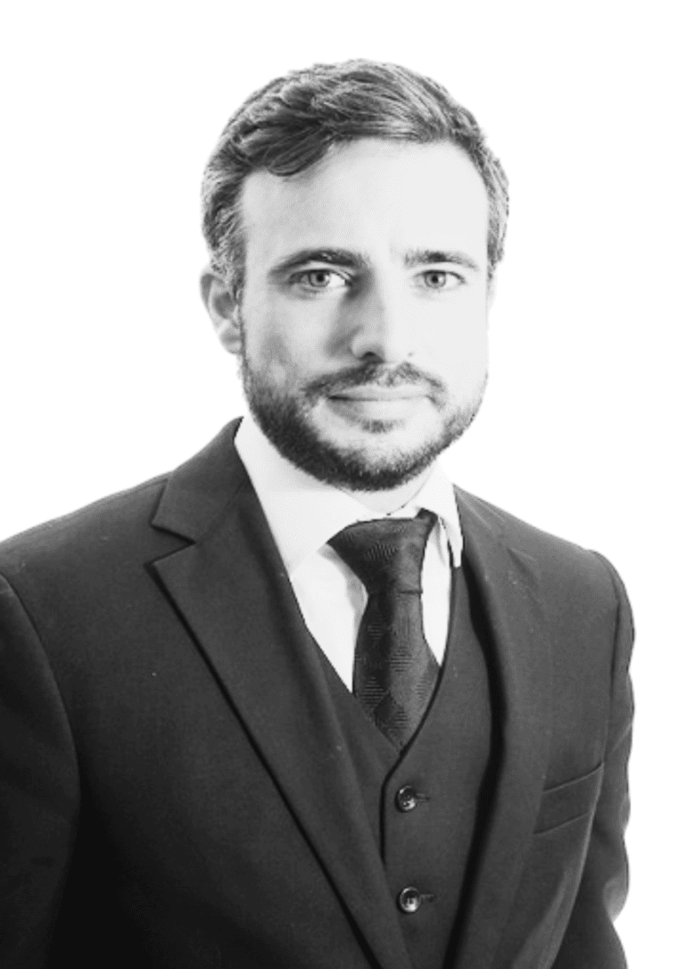 תמונה בשחור לבן של גבר בחליפה.