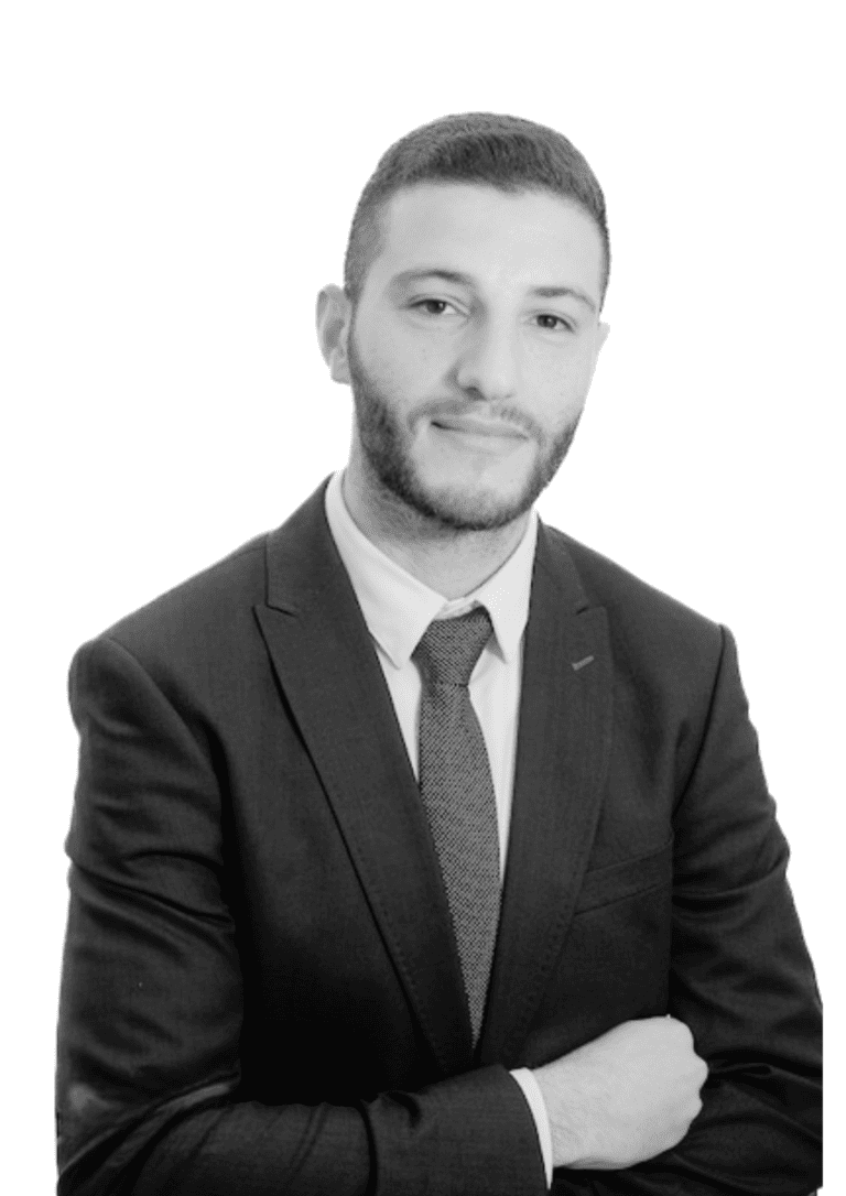 תמונה בשחור לבן של גבר בחליפה.