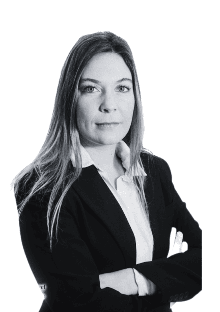 תמונה בשחור לבן של אישה בחליפת עסקים.