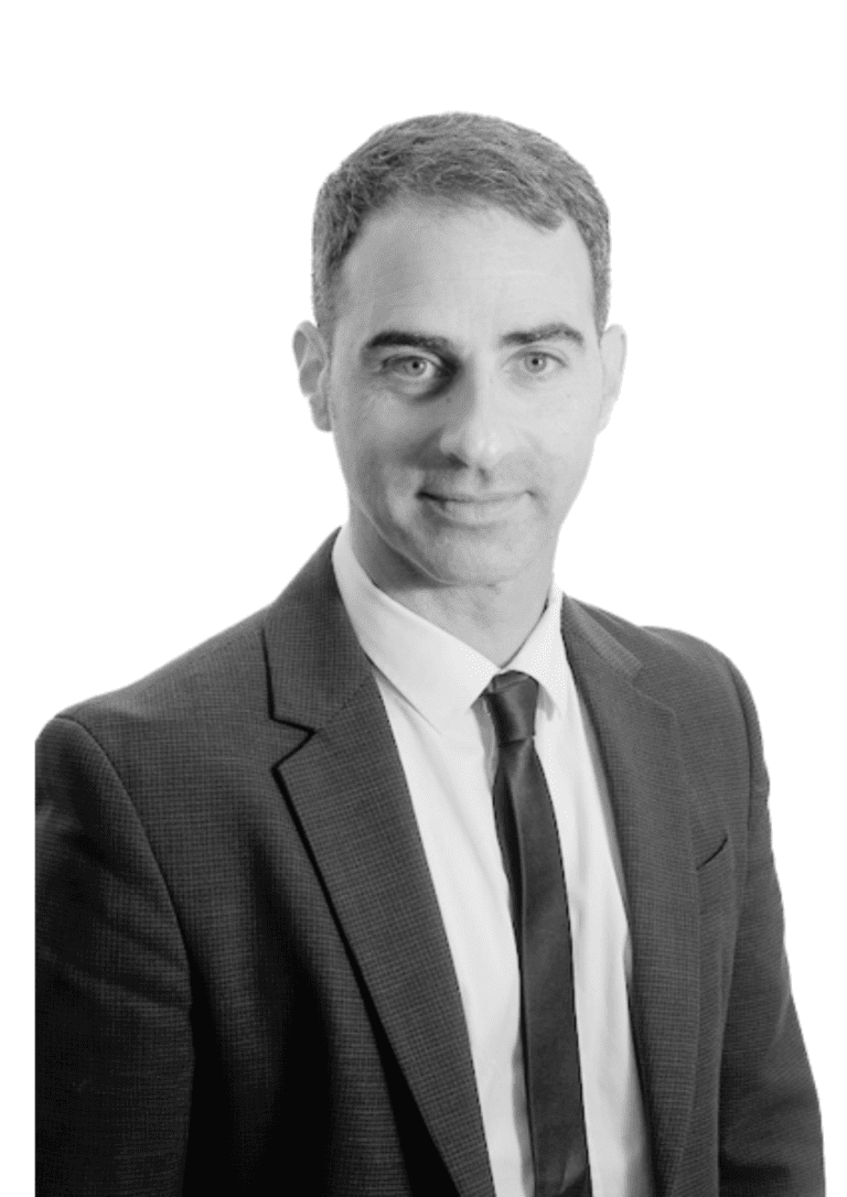 תמונה בגווני אפור של גבר בחליפה ועניבה. יש לו שיער קצר וכהה והוא מביט ישירות למצלמה בהבעה ניטרלית. הרקע לבן רגיל.