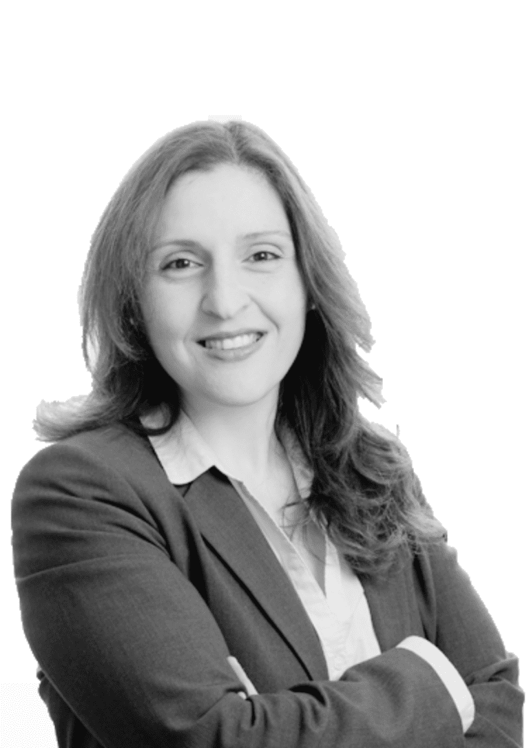 תמונה בשחור לבן של אישה בחליפת עסקים.