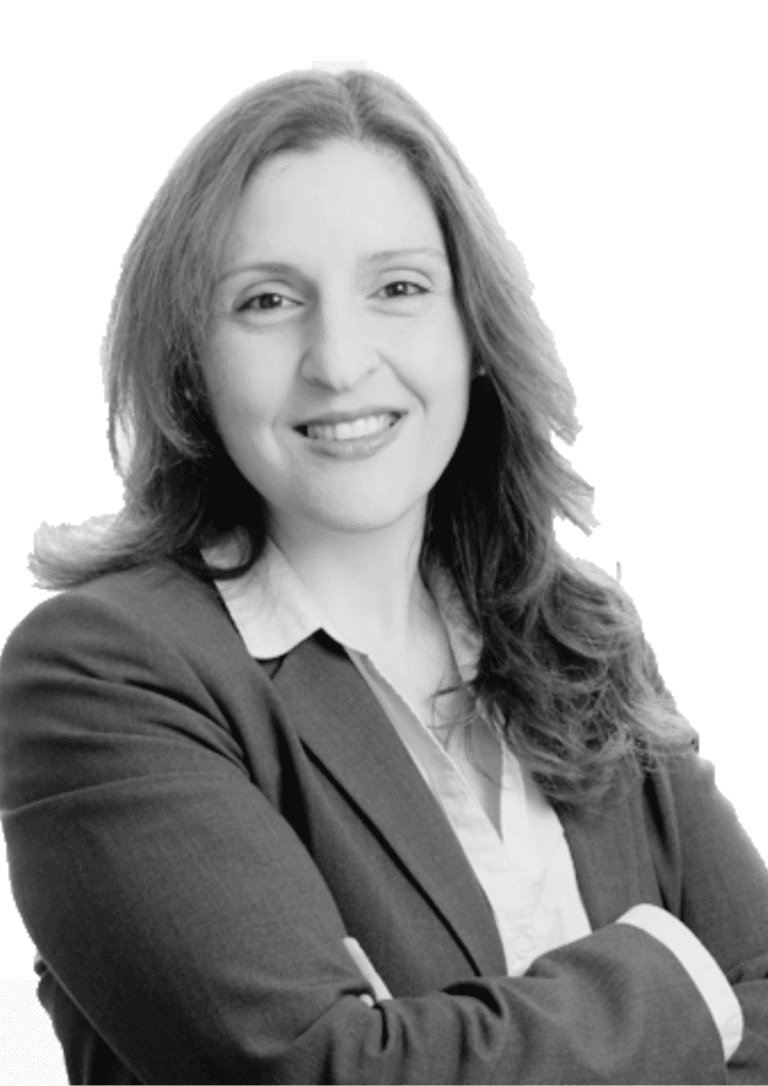 תמונה בשחור לבן של אישה בחליפת עסקים.