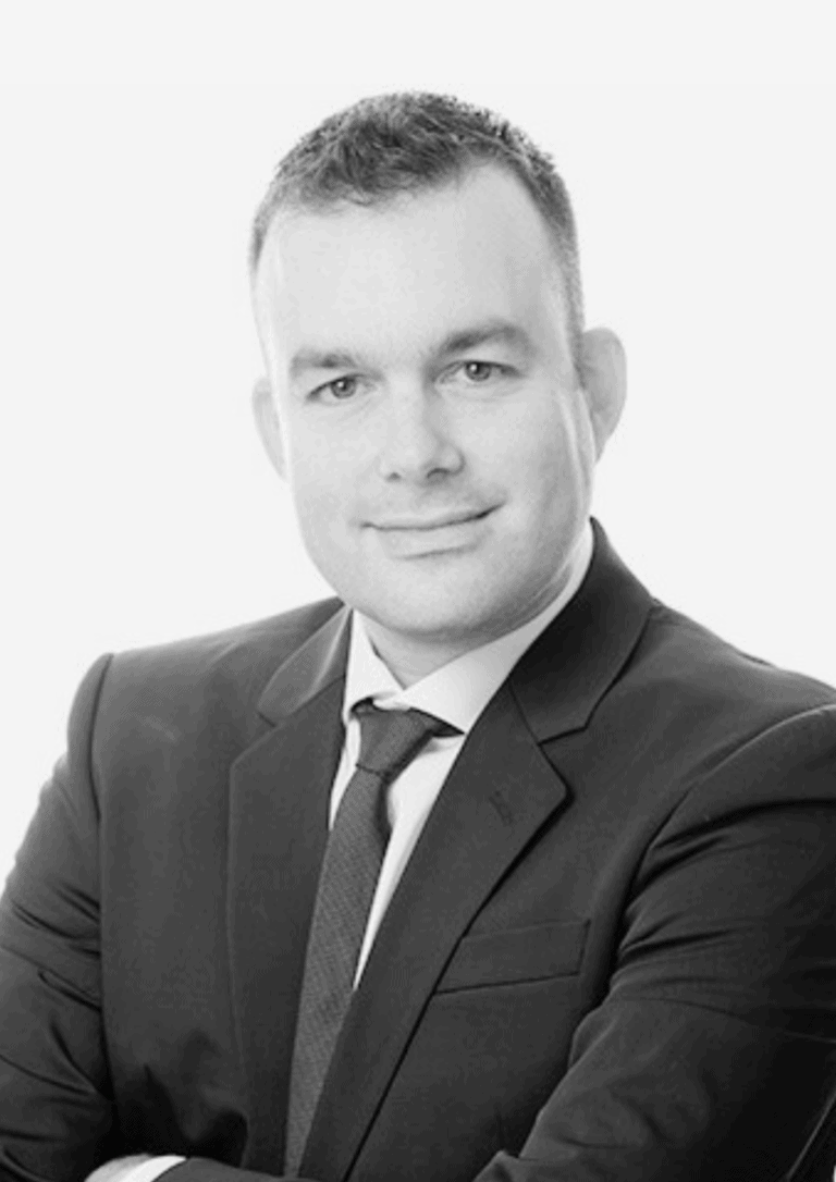 תמונה בשחור לבן של גבר בחליפה.