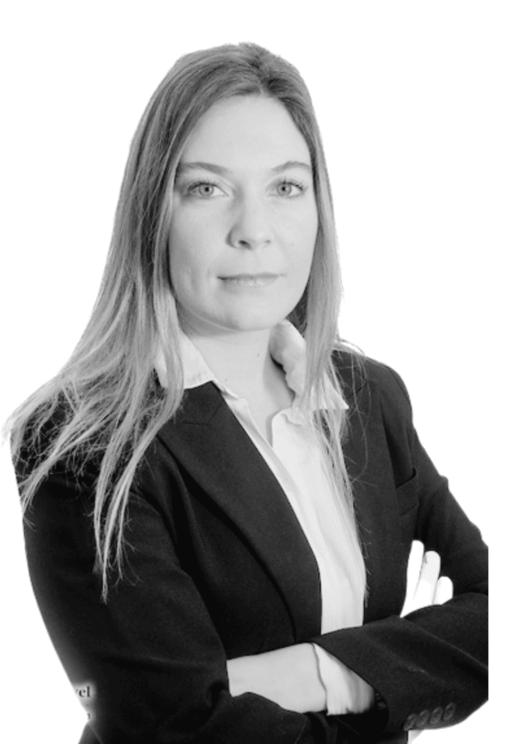 תמונה בשחור לבן של אישה בחליפת עסקים.