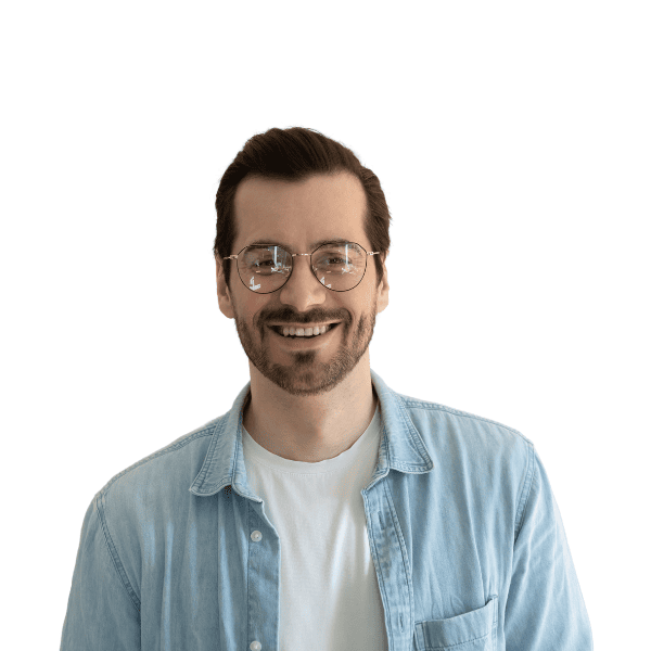 מור ושות׳ חברת עורכי דין ונוטריון גבר חייכן מרכיב משקפיים וחולצת ג'ינס.