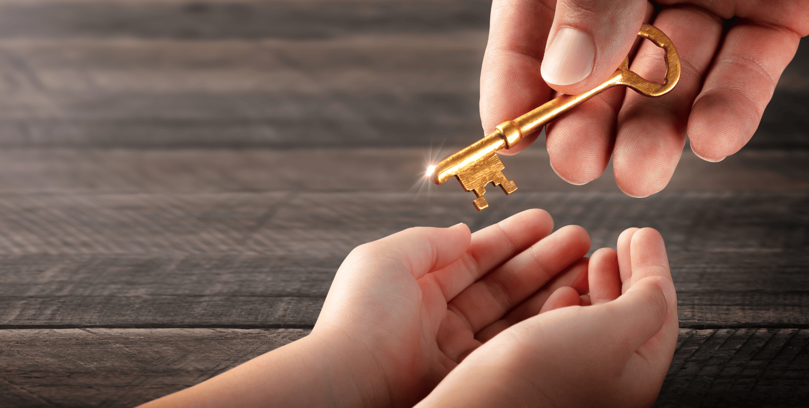 יד מחזיקה מפתח ביד של ילד.
