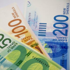 مجموعة من الأوراق النقدية لليورو على خلفية بيضاء.