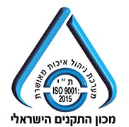 מור ושות׳ חברת עורכי דין ונוטריון לוגו בעיצוב מופשט כחול ושחור הדומה לאות 'a' מסוגננת, עם טקסט בעברית ו-"iso 9001: 2015" המקיפים את העיצוב המרכזי.