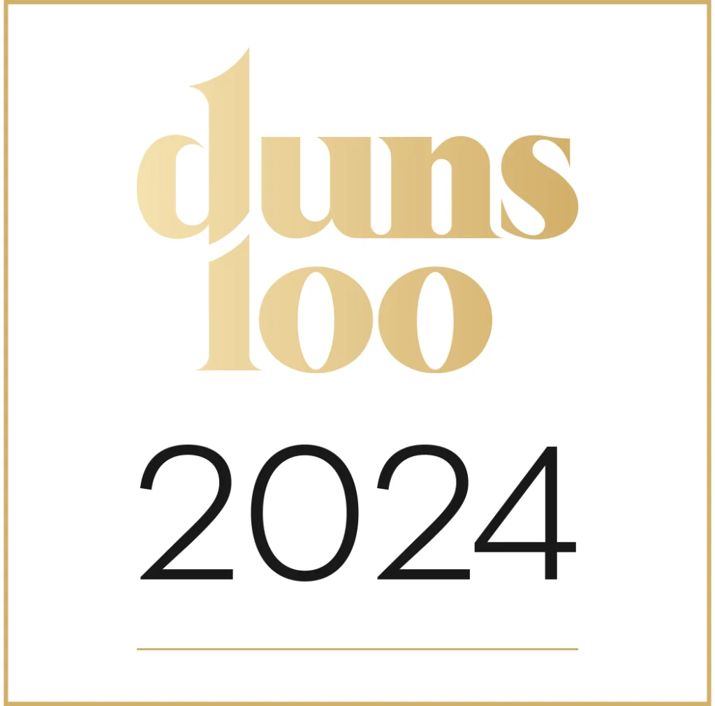 מור ושות׳ חברת עורכי דין ונוטריון לוגו של Duns 100 לשנת 2024, הכולל טקסט זהוב מסוגנן "duns 100" מעל השנה "2024" בהדגשה, הכל ממוסגר בגבול זהוב דק.