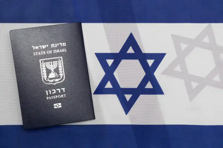 דרכון ישראלי על רקע דגל ישראל, בהקשר הסדרת מעמד ואזרחות