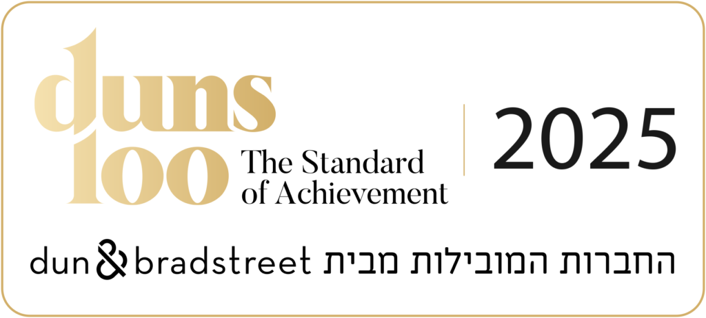 מור ושות׳ חברת עורכי דין ונוטריון לוגו עבור "duns 100 the Standard of Achievement 2025" מבית דן אנד ברדסטריט, עם טקסט באנגלית ובעברית, בשחור וזהב על רקע לבן.