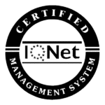 תג עגול בשחור-לבן עם הכיתוב "certified Management System" (מערכת ניהול מוסמכת) בשוליים ו-"iqnet" במרכז, עם טבעת כוכבים סביב האות "q".