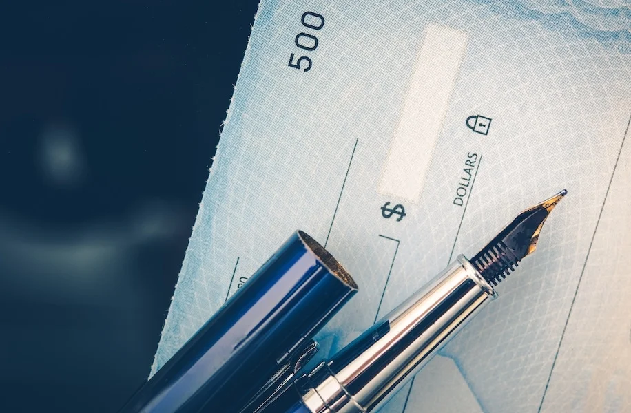 חשבונית ותשלום שלא נפרע על שולחן
