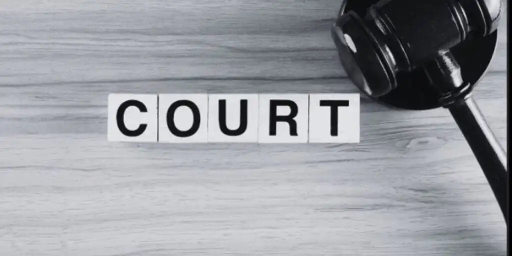 פטיש שופטים לצד המילה court