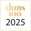 לוגו לבן מרובע עם טקסט זהב ושחור. הטקסט הזהוב בחלק העליון הוא "duns 100" בגופן מסוגנן, ומתחתיו בשחור השנה "2025".