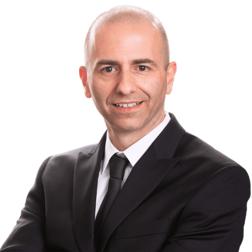 גבר בחליפה ועניבה מצטלם.